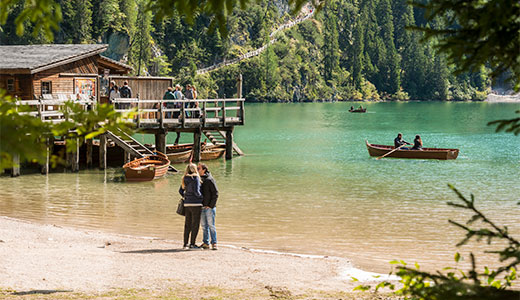 Innamorati in riva al lago di Braies